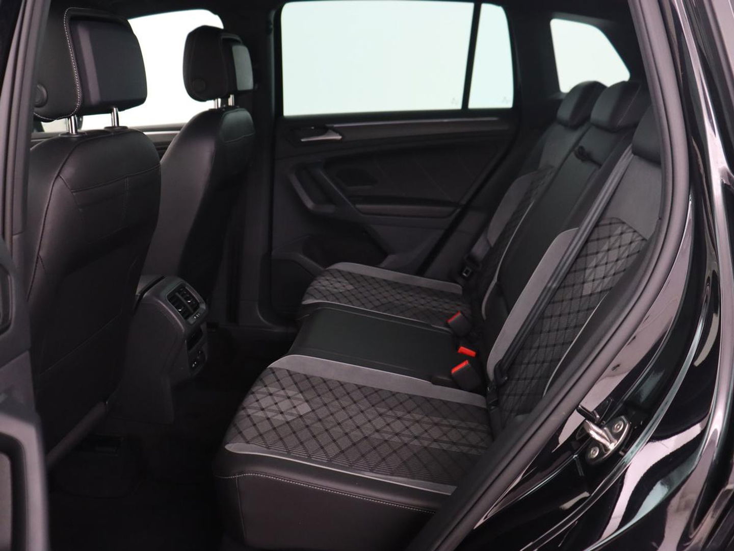 Volkswagen Tiguan 1.5 TSI R-Line Business+ | Automaat | Trekhaak | Carplay | Stoelverwarming | Stuurverwarming | Adaptive Cruise | LED | Sfeerverlichting | Climate controle | LMV 20 inch