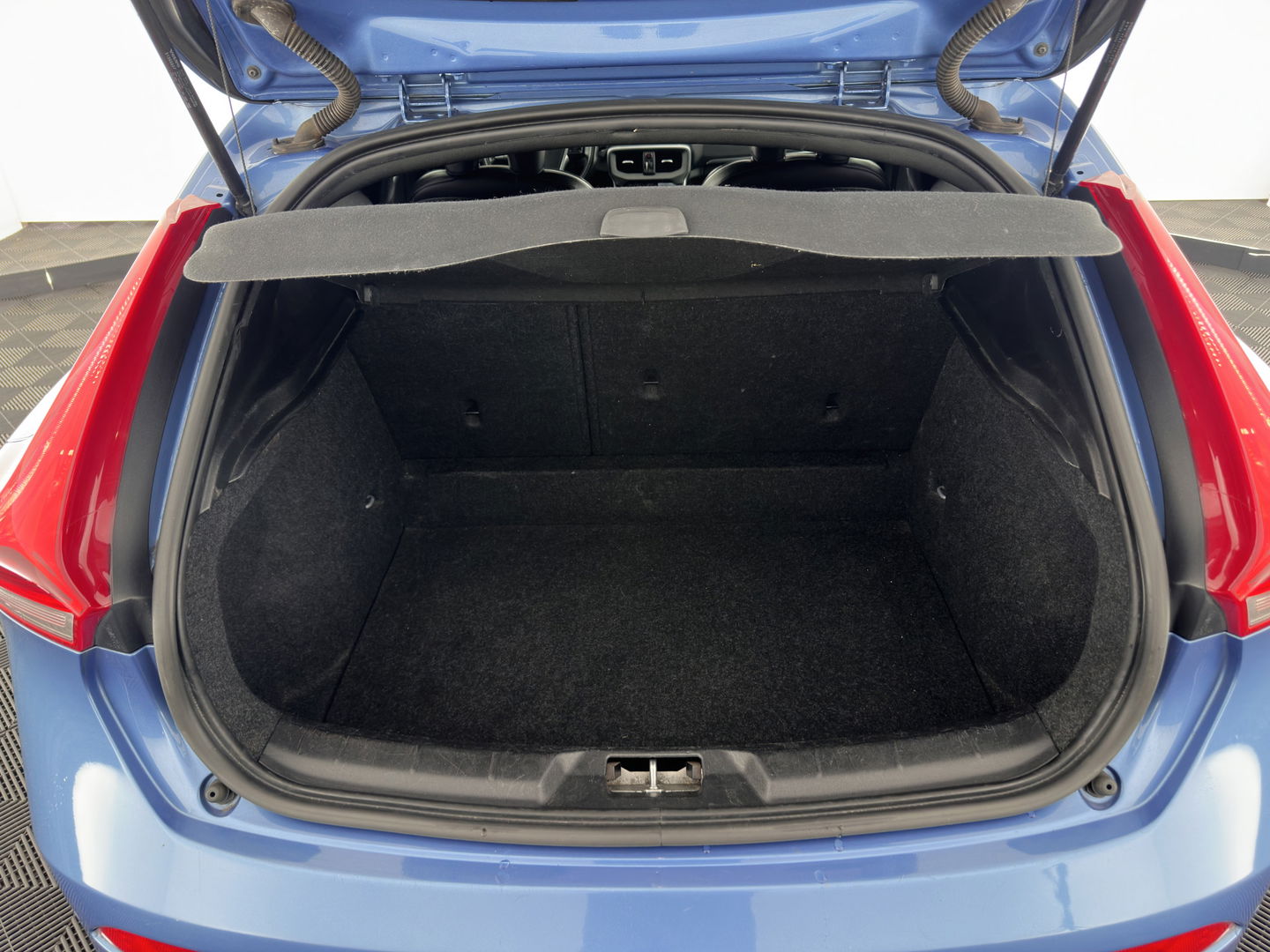 Volvo V40 2.0 D2 R-Design-Sportpack Business *LEATHER-ALCANTARA | XENON | NAVI-FULLMAP | HEATED-SPORTSEATS | ECC | PRIVACY-GLASS | PDC | CRUISE | 18''ALU*