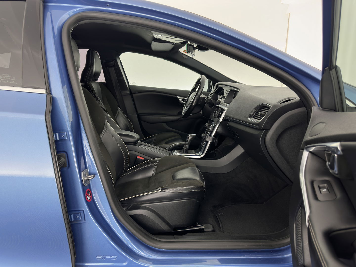 Volvo V40 2.0 D2 R-Design-Sportpack Business *LEATHER-ALCANTARA | XENON | NAVI-FULLMAP | HEATED-SPORTSEATS | ECC | PRIVACY-GLASS | PDC | CRUISE | 18''ALU*