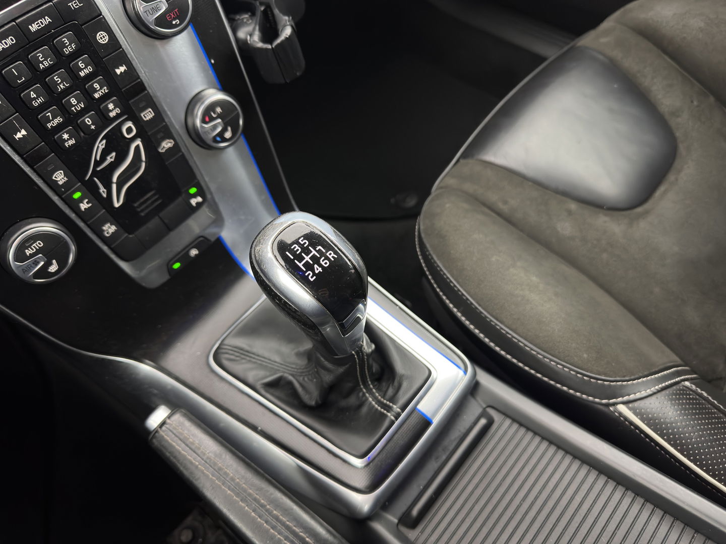 Volvo V40 2.0 D2 R-Design-Sportpack Business *LEATHER-ALCANTARA | XENON | NAVI-FULLMAP | HEATED-SPORTSEATS | ECC | PRIVACY-GLASS | PDC | CRUISE | 18''ALU*