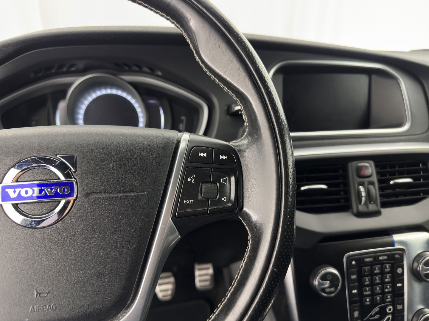 Volvo V40 2.0 D2 R-Design-Sportpack Business *LEATHER-ALCANTARA | XENON | NAVI-FULLMAP | HEATED-SPORTSEATS | ECC | PRIVACY-GLASS | PDC | CRUISE | 18''ALU*
