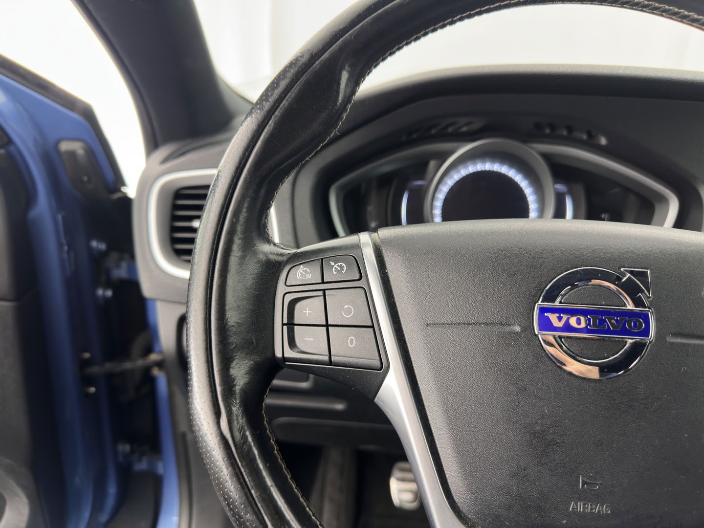 Volvo V40 2.0 D2 R-Design-Sportpack Business *LEATHER-ALCANTARA | XENON | NAVI-FULLMAP | HEATED-SPORTSEATS | ECC | PRIVACY-GLASS | PDC | CRUISE | 18''ALU*