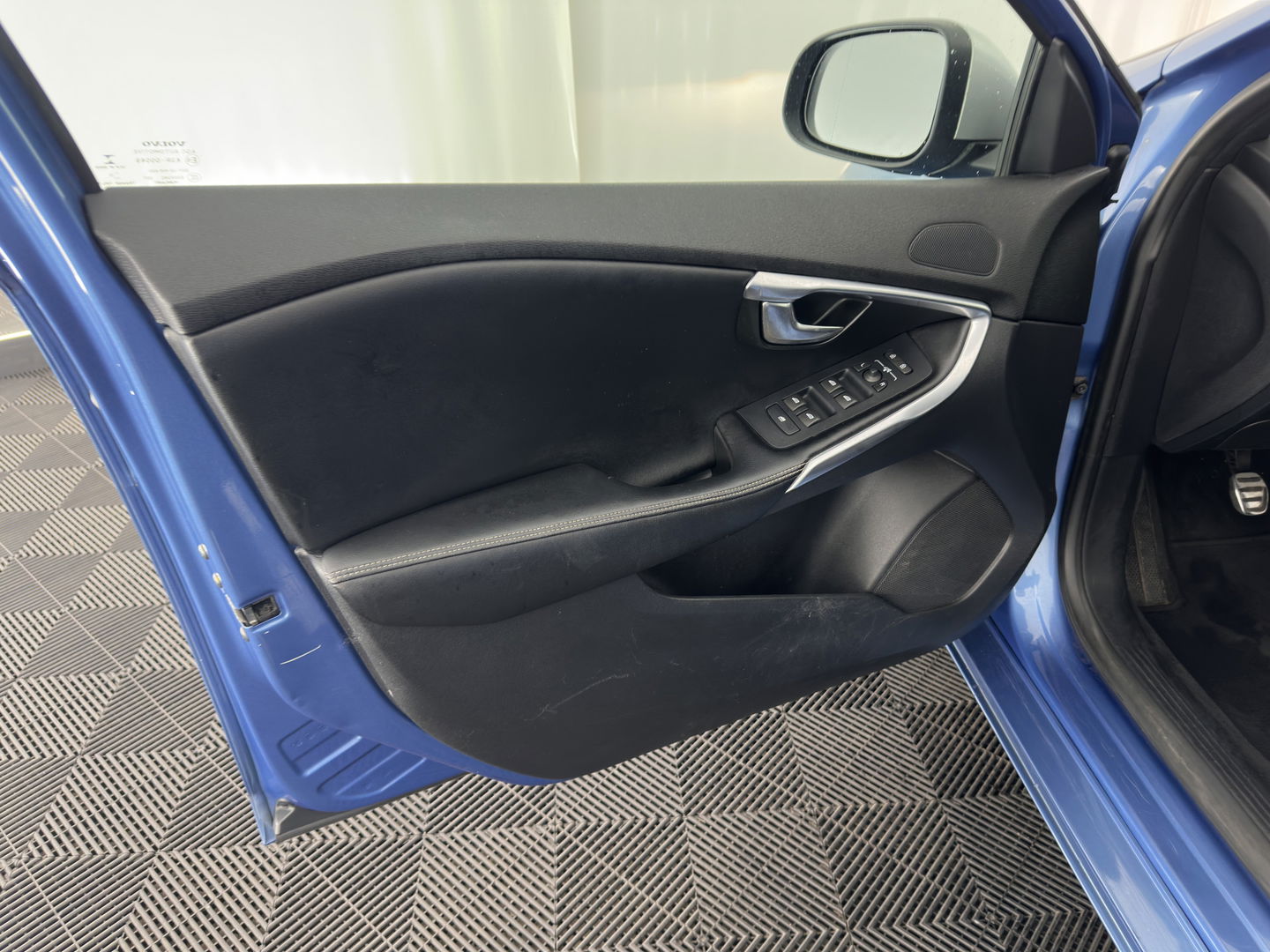 Volvo V40 2.0 D2 R-Design-Sportpack Business *LEATHER-ALCANTARA | XENON | NAVI-FULLMAP | HEATED-SPORTSEATS | ECC | PRIVACY-GLASS | PDC | CRUISE | 18''ALU*