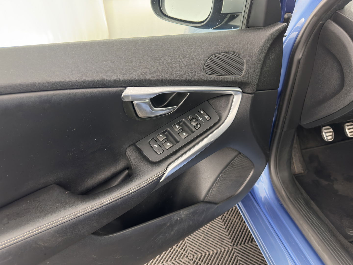 Volvo V40 2.0 D2 R-Design-Sportpack Business *LEATHER-ALCANTARA | XENON | NAVI-FULLMAP | HEATED-SPORTSEATS | ECC | PRIVACY-GLASS | PDC | CRUISE | 18''ALU*