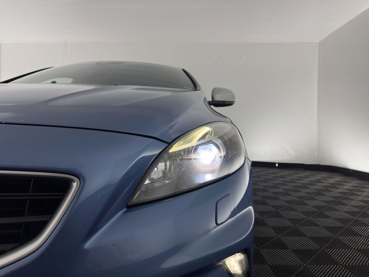 Volvo V40 2.0 D2 R-Design-Sportpack Business *LEATHER-ALCANTARA | XENON | NAVI-FULLMAP | HEATED-SPORTSEATS | ECC | PRIVACY-GLASS | PDC | CRUISE | 18''ALU*