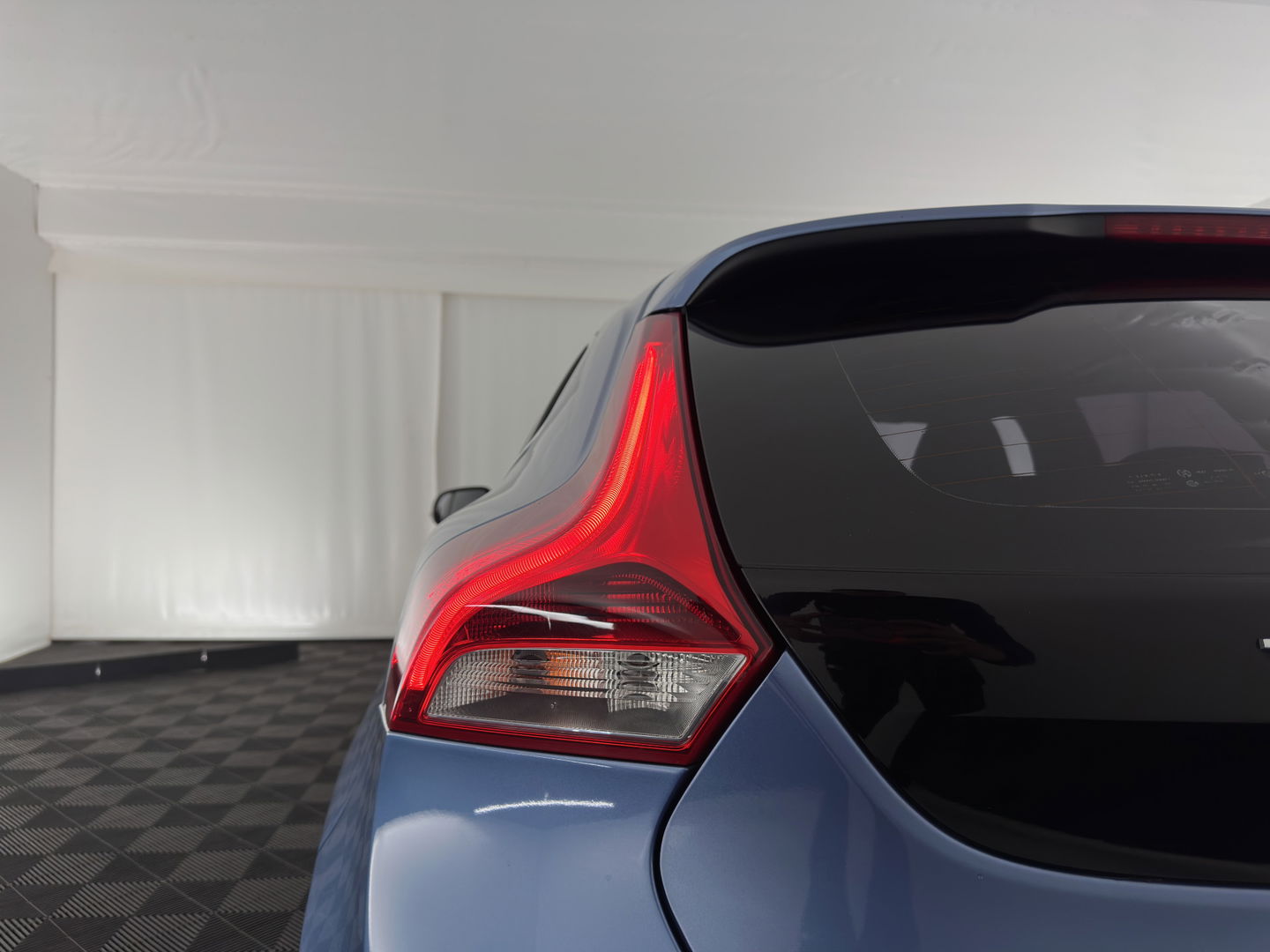 Volvo V40 2.0 D2 R-Design-Sportpack Business *LEATHER-ALCANTARA | XENON | NAVI-FULLMAP | HEATED-SPORTSEATS | ECC | PRIVACY-GLASS | PDC | CRUISE | 18''ALU*