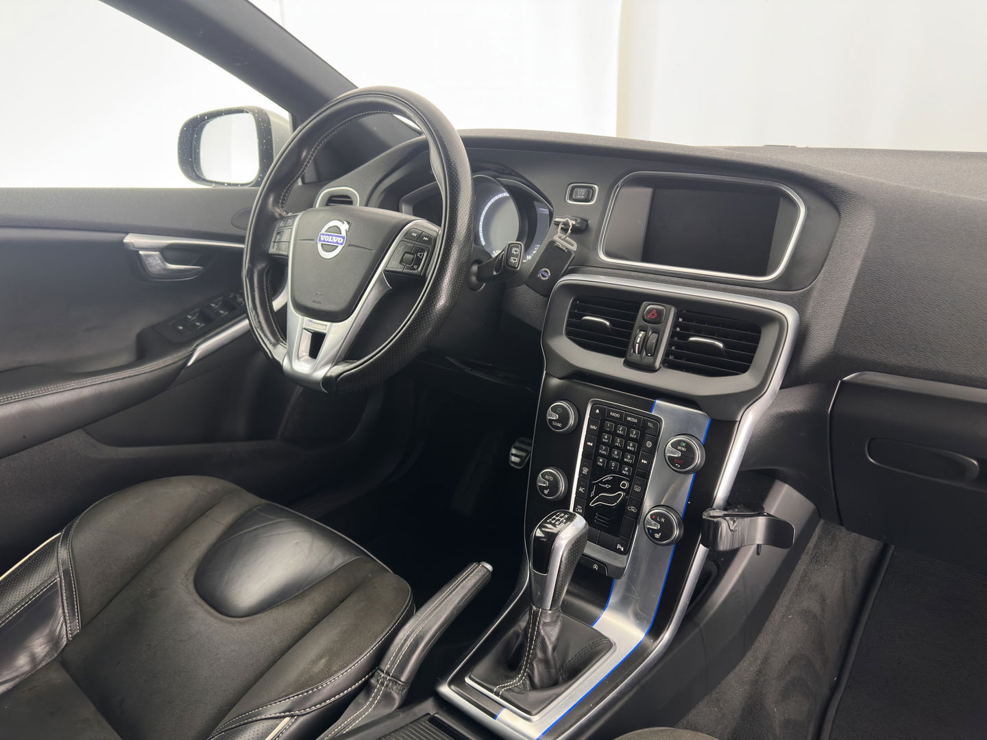 Volvo V40 2.0 D2 R-Design-Sportpack Business *LEATHER-ALCANTARA | XENON | NAVI-FULLMAP | HEATED-SPORTSEATS | ECC | PRIVACY-GLASS | PDC | CRUISE | 18''ALU*