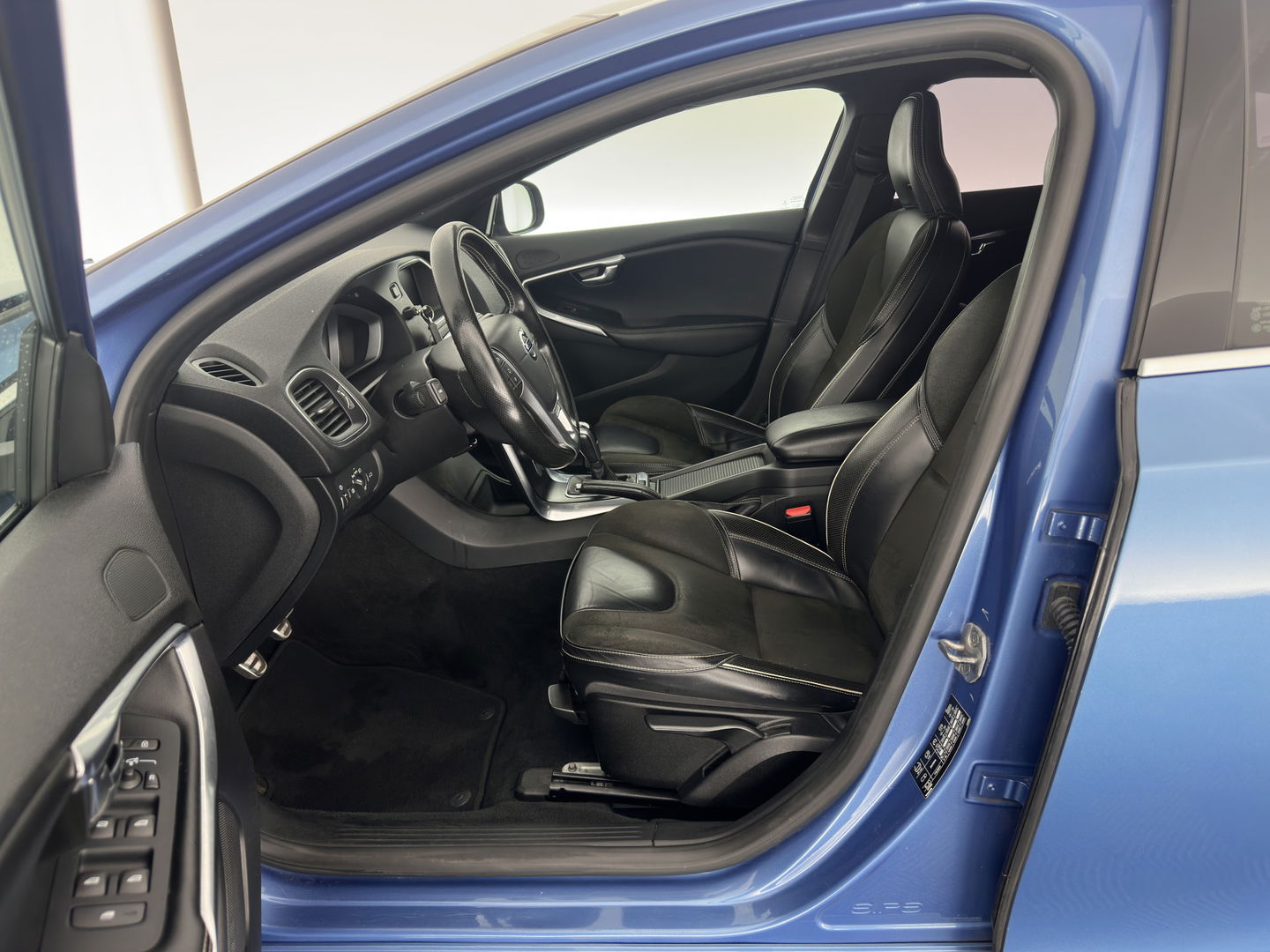 Volvo V40 2.0 D2 R-Design-Sportpack Business *LEATHER-ALCANTARA | XENON | NAVI-FULLMAP | HEATED-SPORTSEATS | ECC | PRIVACY-GLASS | PDC | CRUISE | 18''ALU*