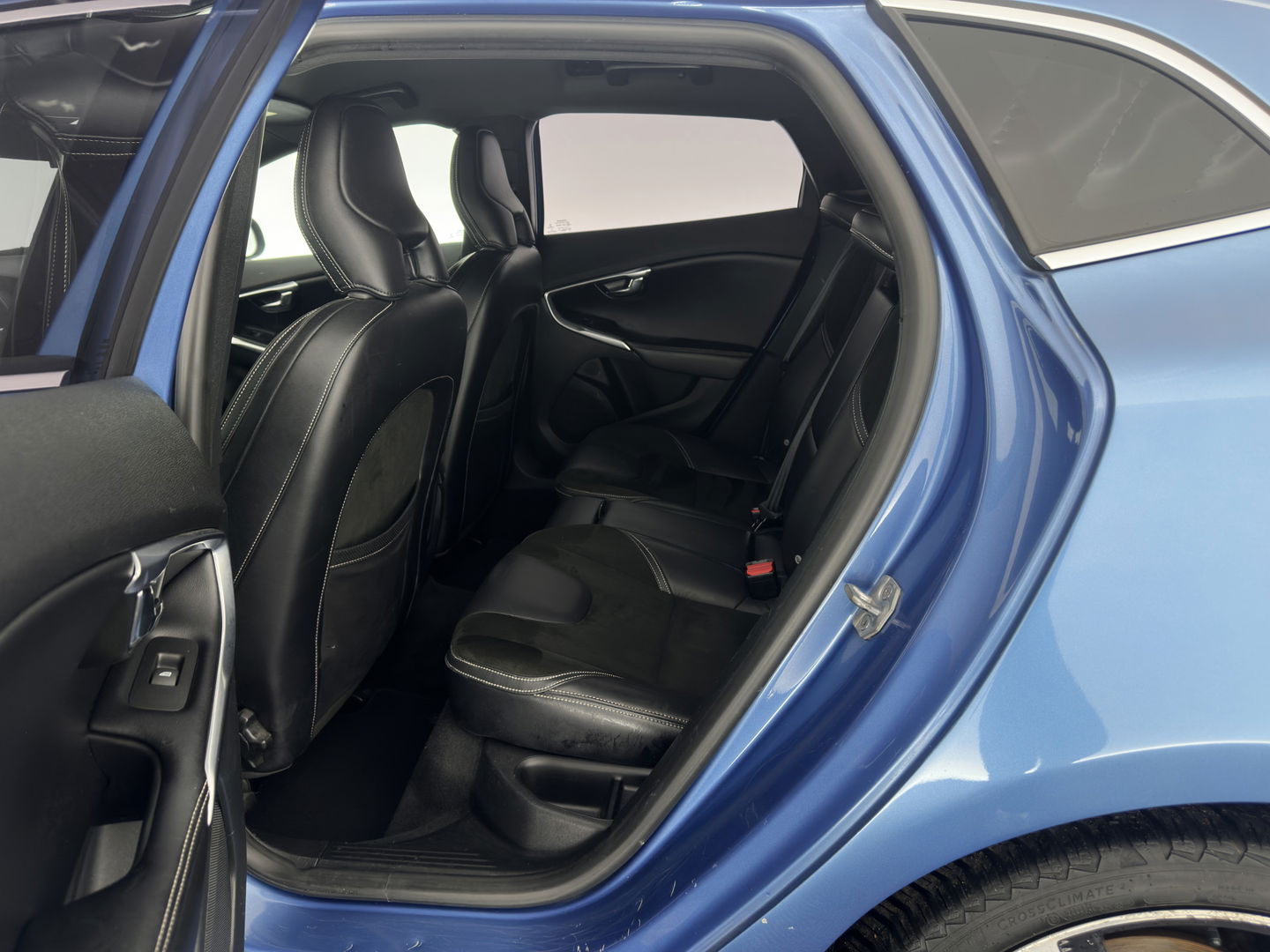 Volvo V40 2.0 D2 R-Design-Sportpack Business *LEATHER-ALCANTARA | XENON | NAVI-FULLMAP | HEATED-SPORTSEATS | ECC | PRIVACY-GLASS | PDC | CRUISE | 18''ALU*