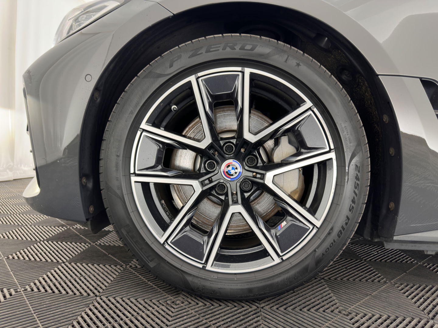 BMW i4 eDrive40 84 kWh M-Sportpack [ 3-Fase ] { SOH-95%} (INCL-BTW) *LEATHER-ALCANTARA | FULL-LED | ADAPTIVE-CRUISE | WIDE-SCREEN-DIGI-COCKPIT | DAB+ | CAMERA | AMBIENT-LIGHT | CARPLAY | SPORT-SEATS | PRIVACY-GLASS | TOWBAR | 18''ALU*