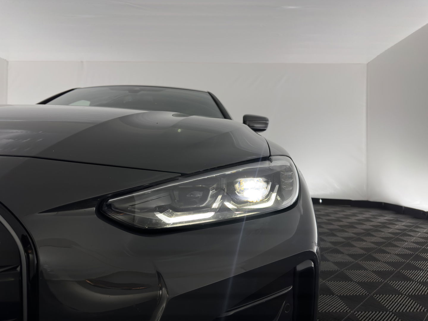 BMW i4 eDrive40 84 kWh M-Sportpack [ 3-Fase ] { SOH-95%} (INCL-BTW) *LEATHER-ALCANTARA | FULL-LED | ADAPTIVE-CRUISE | WIDE-SCREEN-DIGI-COCKPIT | DAB+ | CAMERA | AMBIENT-LIGHT | CARPLAY | SPORT-SEATS | PRIVACY-GLASS | TOWBAR | 18''ALU*