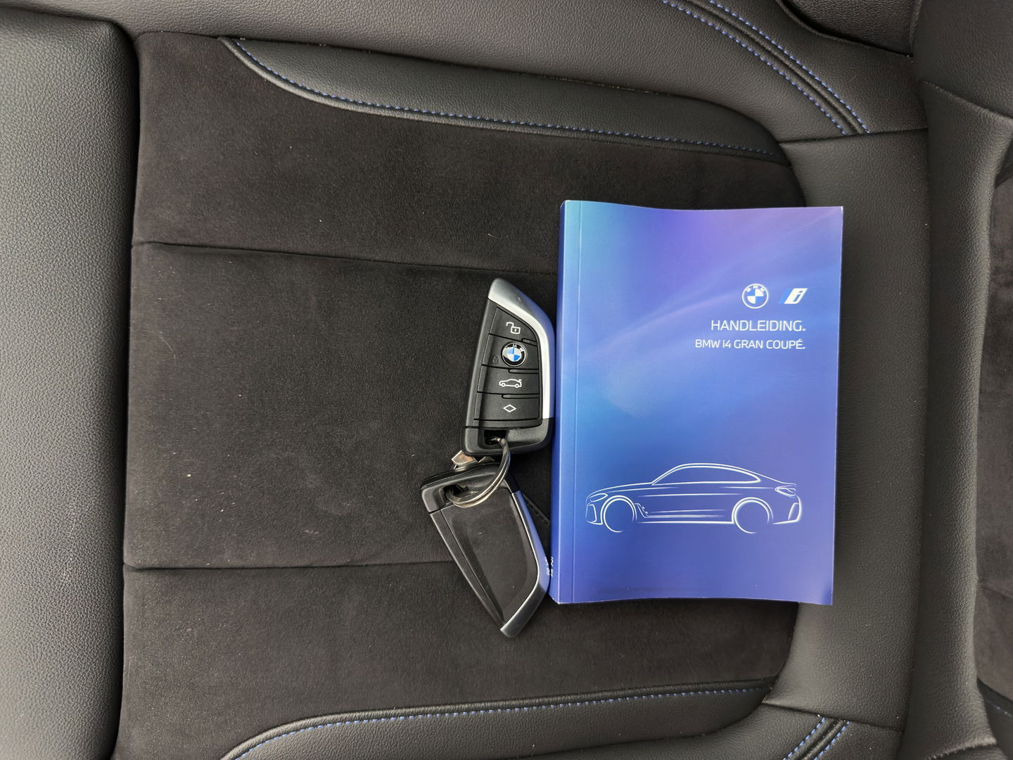 BMW i4 eDrive40 84 kWh M-Sportpack [ 3-Fase ] { SOH-95%} (INCL-BTW) *LEATHER-ALCANTARA | FULL-LED | ADAPTIVE-CRUISE | WIDE-SCREEN-DIGI-COCKPIT | DAB+ | CAMERA | AMBIENT-LIGHT | CARPLAY | SPORT-SEATS | PRIVACY-GLASS | TOWBAR | 18''ALU*