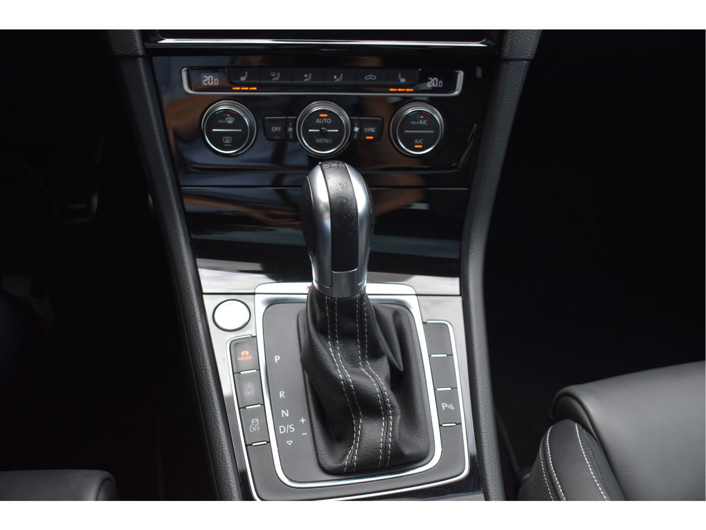 Volkswagen Golf 2.0 TSI 4Motion R Performance Pack | Akrapovic | Pano.dak | Camera | VItrual Cockpit | Keyless | Carplay | Full LED
