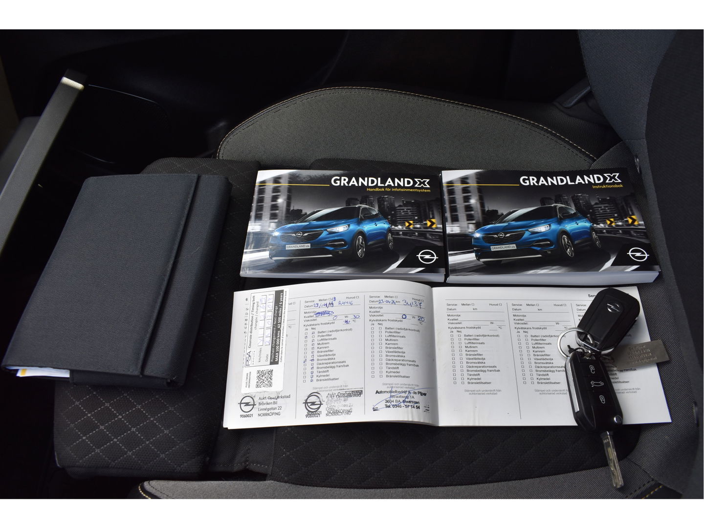 Opel Grandland 1.2 Turbo Elegance 131 PK Winter pakket | DAB | Carplay / Androidauto | Stoelverwarming 4x | Camera | Trekhaak | 4-Seasons | LED verlichting