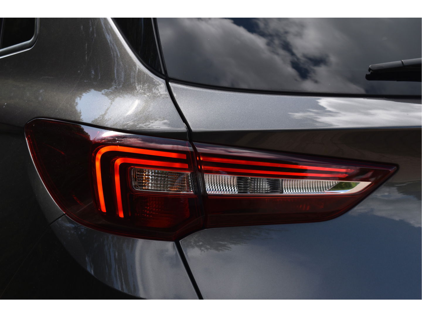 Opel Grandland 1.2 Turbo Elegance 131 PK Winter pakket | DAB | Carplay / Androidauto | Stoelverwarming 4x | Camera | Trekhaak | 4-Seasons | LED verlichting