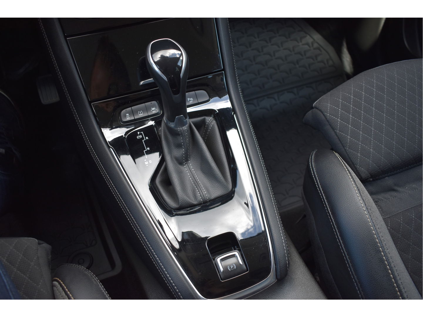 Opel Grandland 1.2 Turbo Elegance 131 PK Winter pakket | DAB | Carplay / Androidauto | Stoelverwarming 4x | Camera | Trekhaak | 4-Seasons | LED verlichting