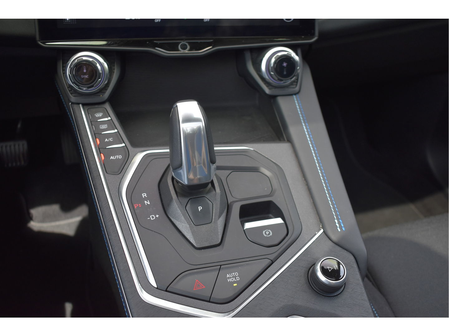 Lynk & Co 01 1.5 MHEV | Geen Plugin | Keyless | Open dak | Carplay / Androidauto | DAB | Camera | Stoelverwarming | Sfeerverlichting