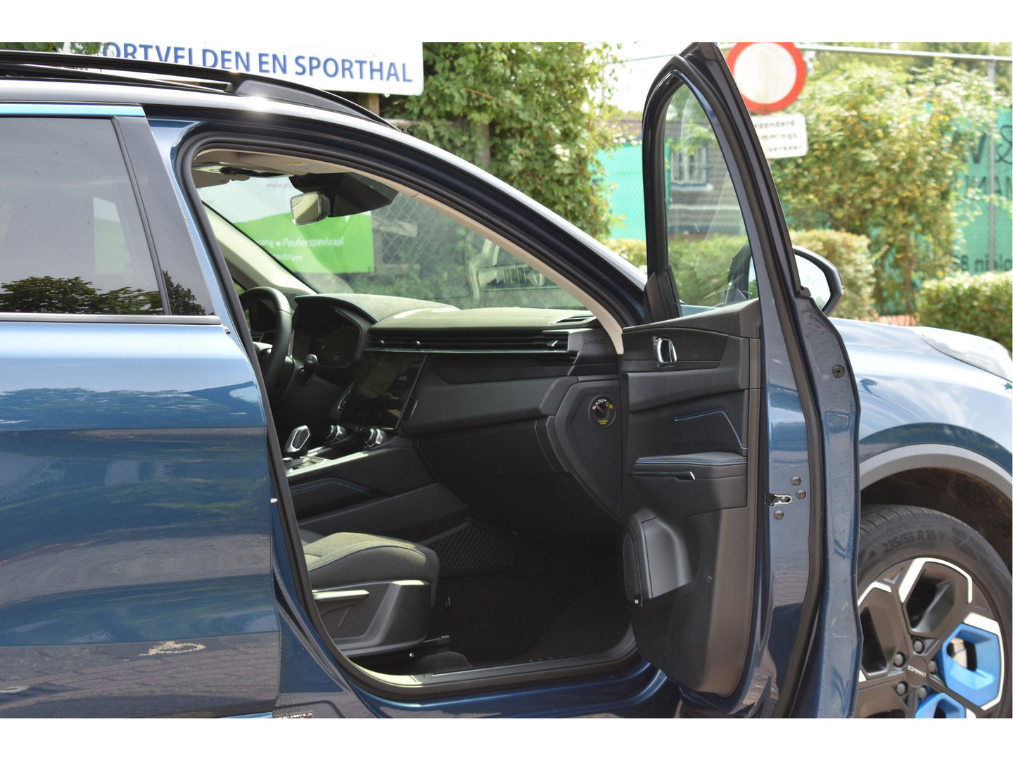 Lynk & Co 01 1.5 MHEV | Geen Plugin | Keyless | Open dak | Carplay / Androidauto | DAB | Camera | Stoelverwarming | Sfeerverlichting