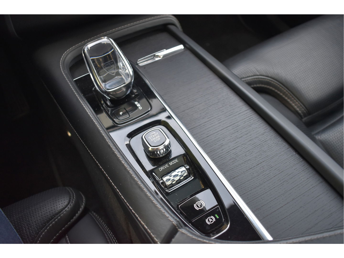 Volvo XC90 2.0 T8 Twin Engine AWD Inscription Intro Edition 390 pk 7-persoons | NL-Auto | Trekhaak | HUD | Keyless | 360 gr.camera | Memorystoelen | Stoelverkoeling | Full LED