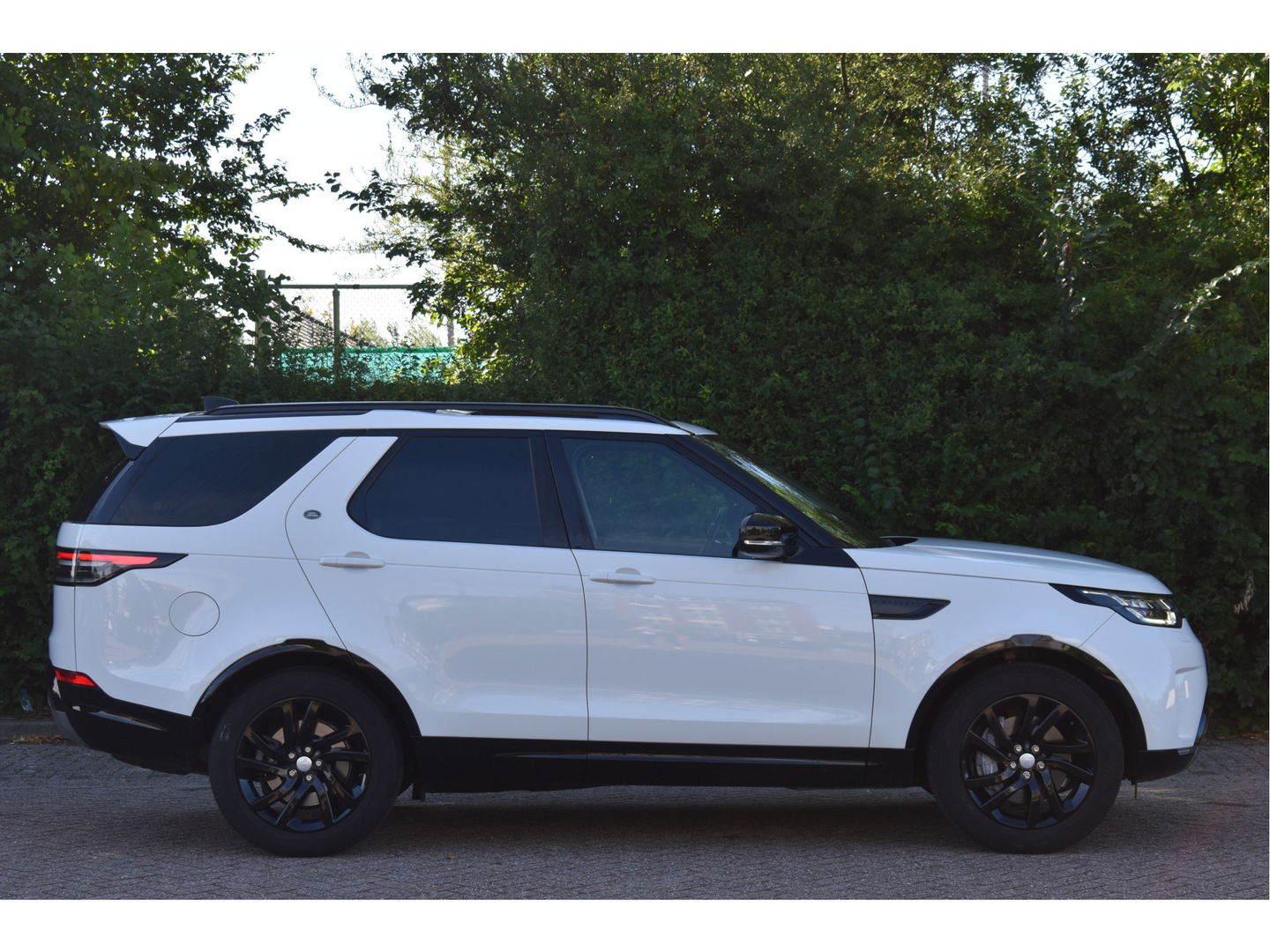 Land Rover Discovery 3.0 Si6 HSE 340 PK PANO.DAK, LUCHTVERING, CAMERA, NAVI, LEDER, DAB, FULL LED, 20" LM-VELGEN, NIEUWSTAAT
