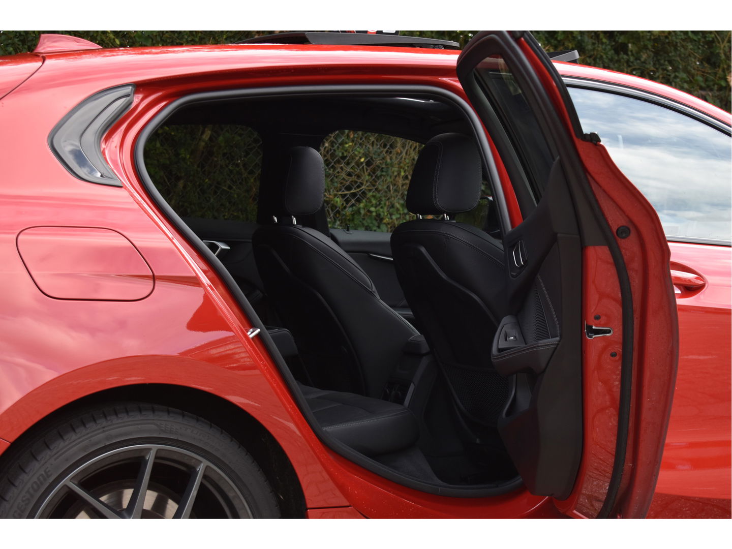 BMW 1-serie 120i M-Sport | NL-Auto | Nieuw € 60.000,- | Headup | Open dak | Camera | Elekt.stoelen | Carplay | Full LED