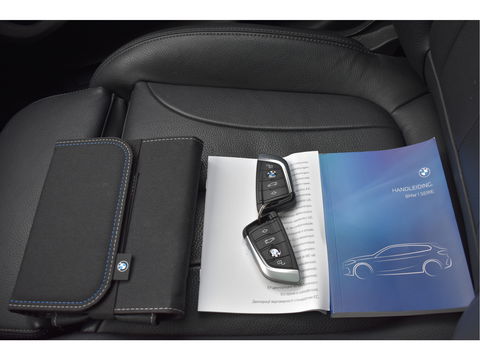 BMW 1-serie 120i M-Sport | NL-Auto | Nieuw € 60.000,- | Headup | Open dak | Camera | Elekt.stoelen | Carplay | Full LED