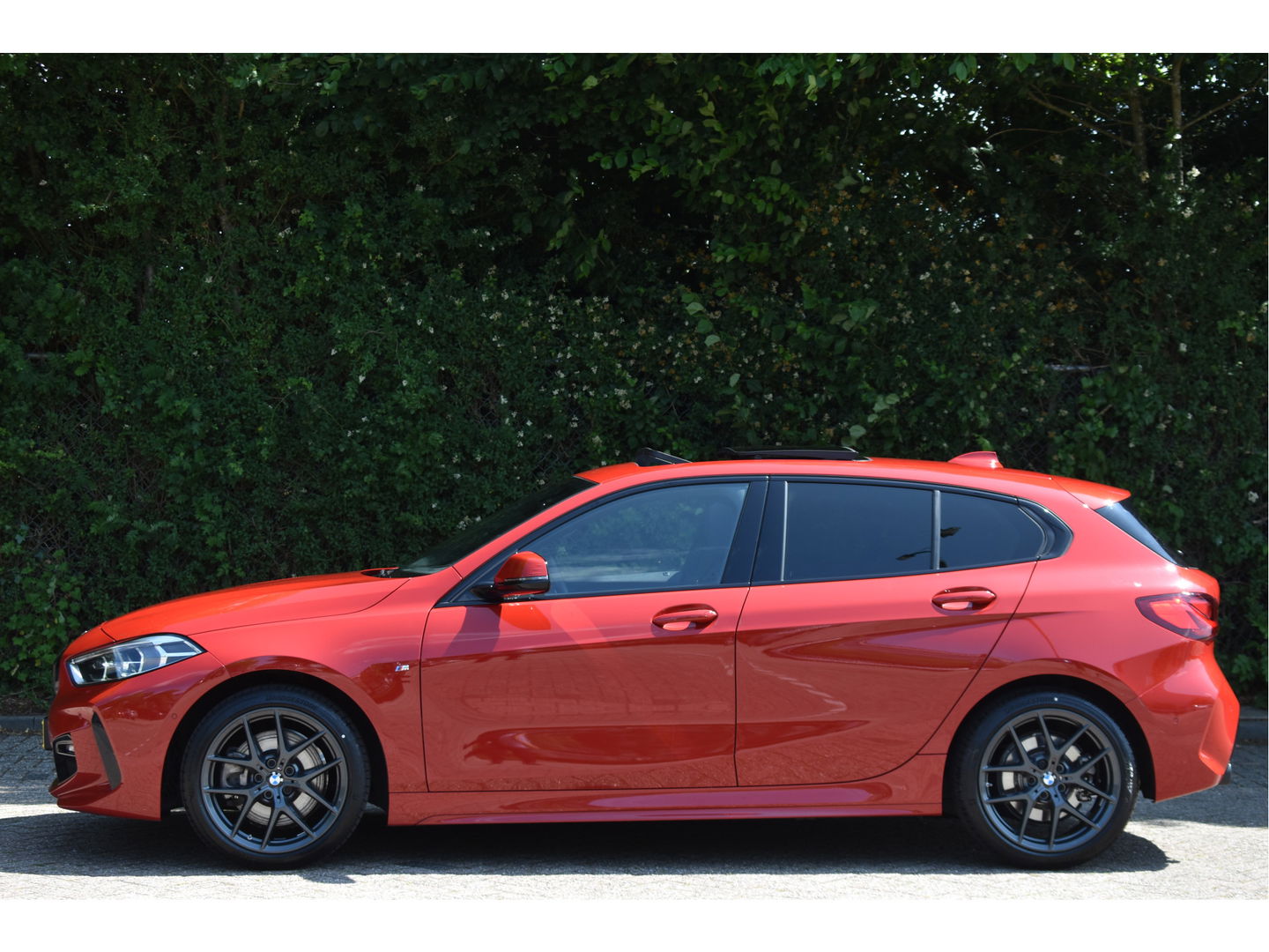 BMW 1-serie 120i M-Sport | NL-Auto | Nieuw € 60.000,- | Headup | Open dak | Camera | Elekt.stoelen | Carplay | Full LED