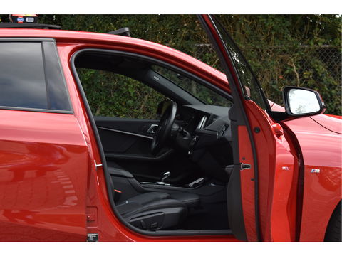 BMW 1-serie 120i M-Sport | NL-Auto | Nieuw € 60.000,- | Headup | Open dak | Camera | Elekt.stoelen | Carplay | Full LED