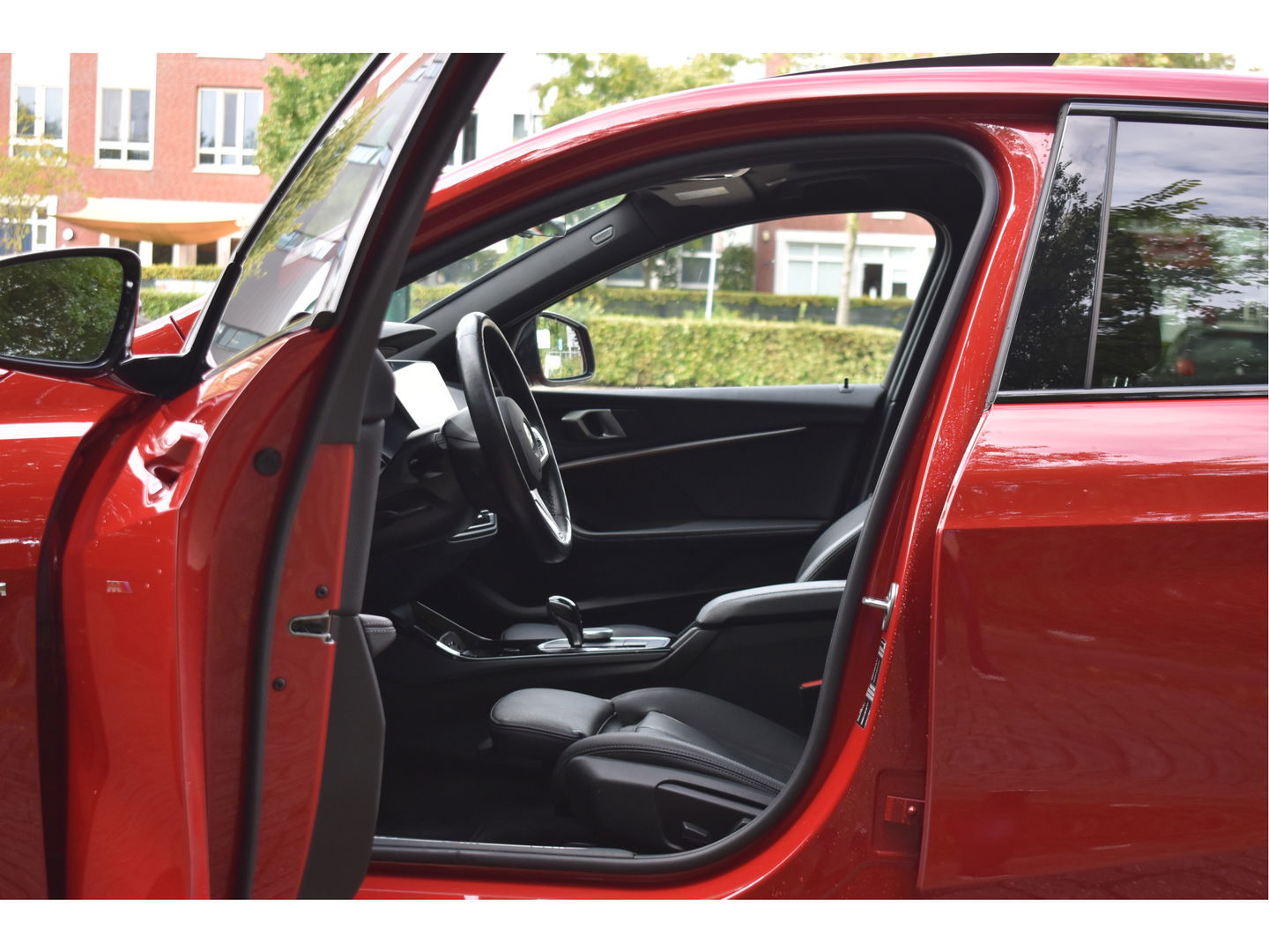 BMW 1-serie 120i M-Sport | NL-Auto | Nieuw € 60.000,- | Headup | Open dak | Camera | Elekt.stoelen | Carplay | Full LED