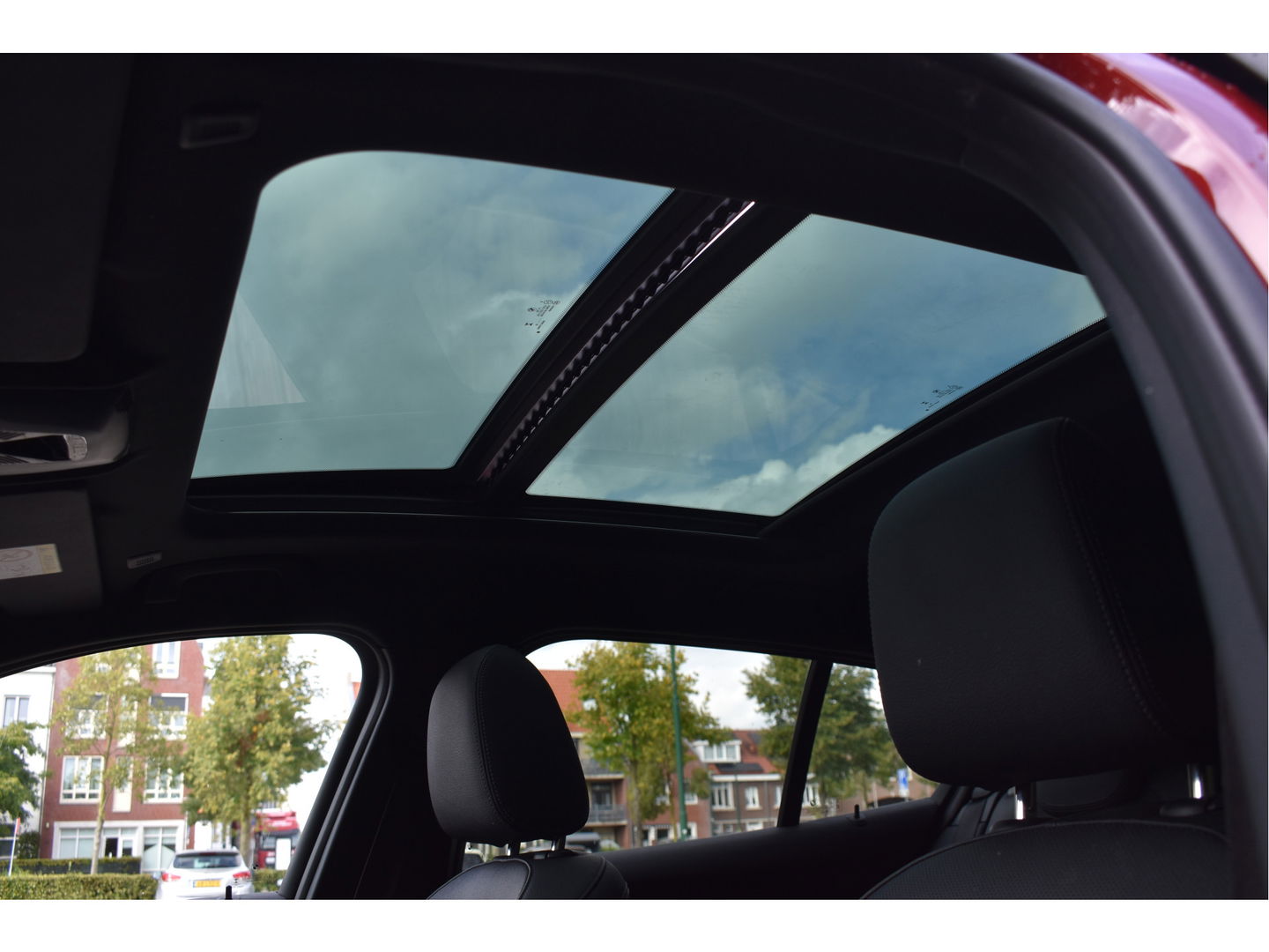 BMW 1-serie 120i M-Sport | NL-Auto | Nieuw € 60.000,- | Headup | Open dak | Camera | Elekt.stoelen | Carplay | Full LED