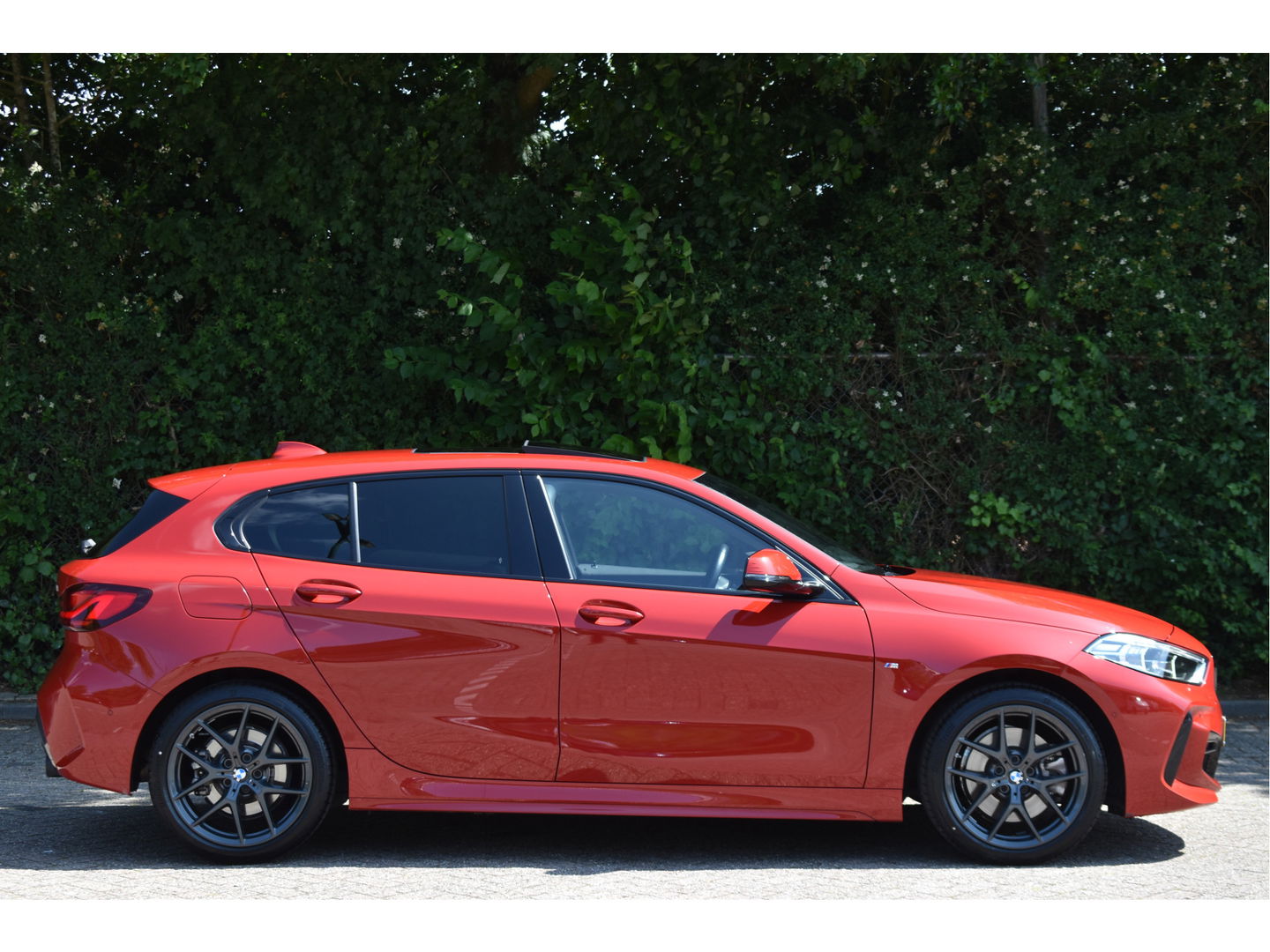 BMW 1-serie 120i M-Sport | NL-Auto | Nieuw € 60.000,- | Headup | Open dak | Camera | Elekt.stoelen | Carplay | Full LED