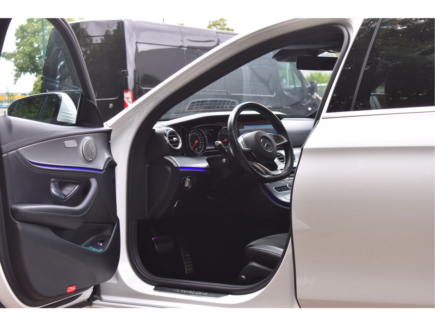 Mercedes-Benz E-Klasse 200 Business Solution AMG | Onderh.historie | Standkachel | Burmester | Sfeerverlichting | Open dak | Carplay | Full LED