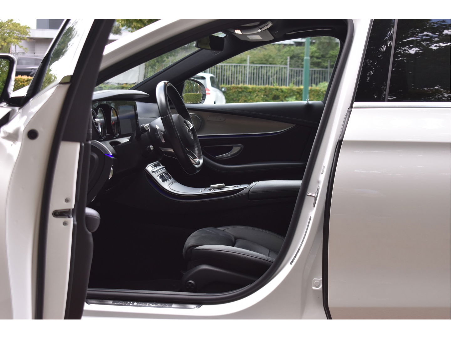 Mercedes-Benz E-Klasse 200 Business Solution AMG | Onderh.historie | Standkachel | Burmester | Sfeerverlichting | Open dak | Carplay | Full LED