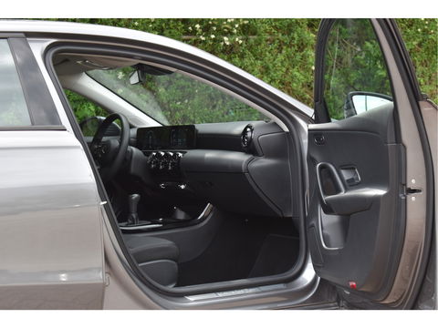Mercedes-Benz A-Klasse 180 | Virtual Cockpit | Stoelverw | Nav | Cruise Contr | Park.sensoren | Z+W banden | Onderh.historie