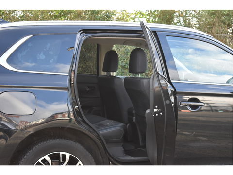 Mitsubishi Outlander 2.0 PHEV Premium 203PK 4WD | NL-Auto | Camera | Trekhaak | Carplay | Standkachel | Keyless | Stoel- & stuurverwarming | Allweathers | LED / Xenon