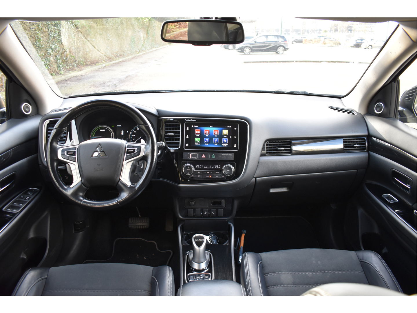 Mitsubishi Outlander 2.0 PHEV Premium 203PK 4WD | NL-Auto | Camera | Trekhaak | Carplay | Standkachel | Keyless | Stoel- & stuurverwarming | Allweathers | LED / Xenon