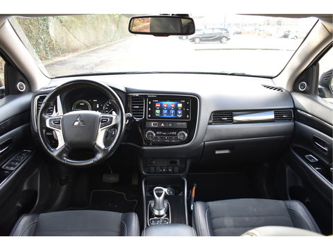 Mitsubishi Outlander 2.0 PHEV Premium 203PK 4WD | NL-Auto | Camera | Trekhaak | Carplay | Standkachel | Keyless | Stoel- & stuurverwarming | Allweathers | LED / Xenon