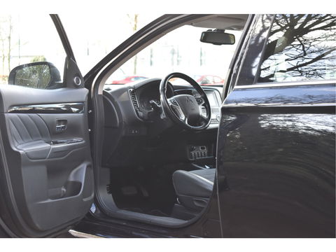 Mitsubishi Outlander 2.0 PHEV Premium 203PK 4WD | NL-Auto | Camera | Trekhaak | Carplay | Standkachel | Keyless | Stoel- & stuurverwarming | Allweathers | LED / Xenon