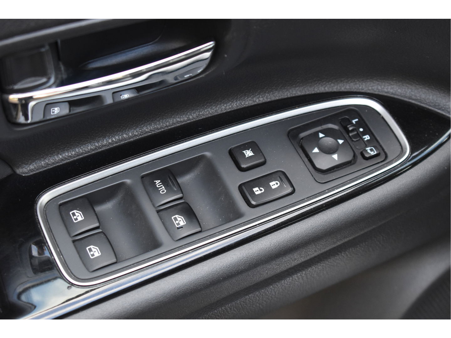Mitsubishi Outlander 2.0 PHEV Premium 203PK 4WD | NL-Auto | Camera | Trekhaak | Carplay | Standkachel | Keyless | Stoel- & stuurverwarming | Allweathers | LED / Xenon