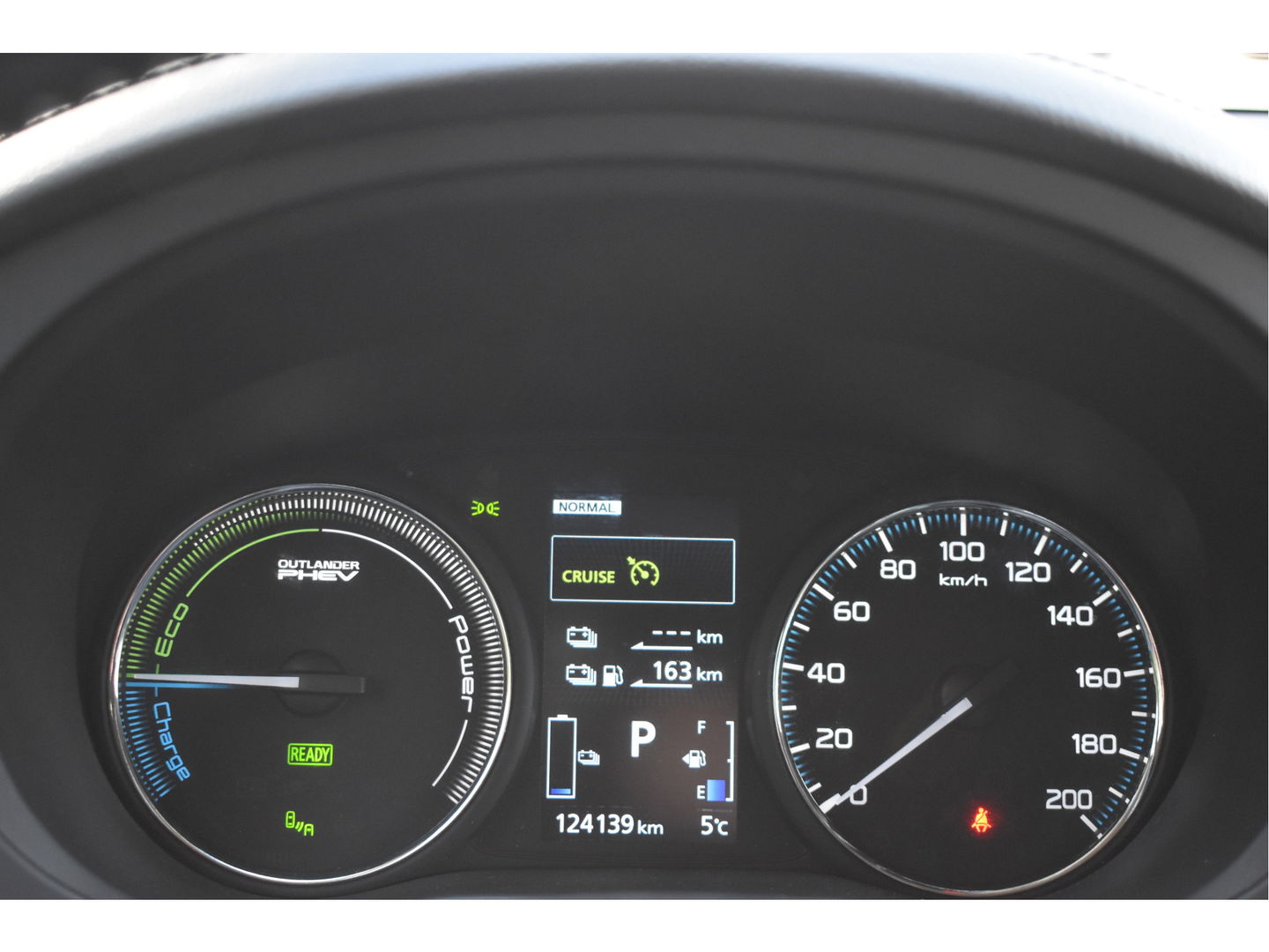 Mitsubishi Outlander 2.0 PHEV Premium 203PK 4WD | NL-Auto | Camera | Trekhaak | Carplay | Standkachel | Keyless | Stoel- & stuurverwarming | Allweathers | LED / Xenon