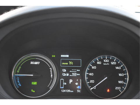 Mitsubishi Outlander 2.0 PHEV Premium 203PK 4WD | NL-Auto | Camera | Trekhaak | Carplay | Standkachel | Keyless | Stoel- & stuurverwarming | Allweathers | LED / Xenon