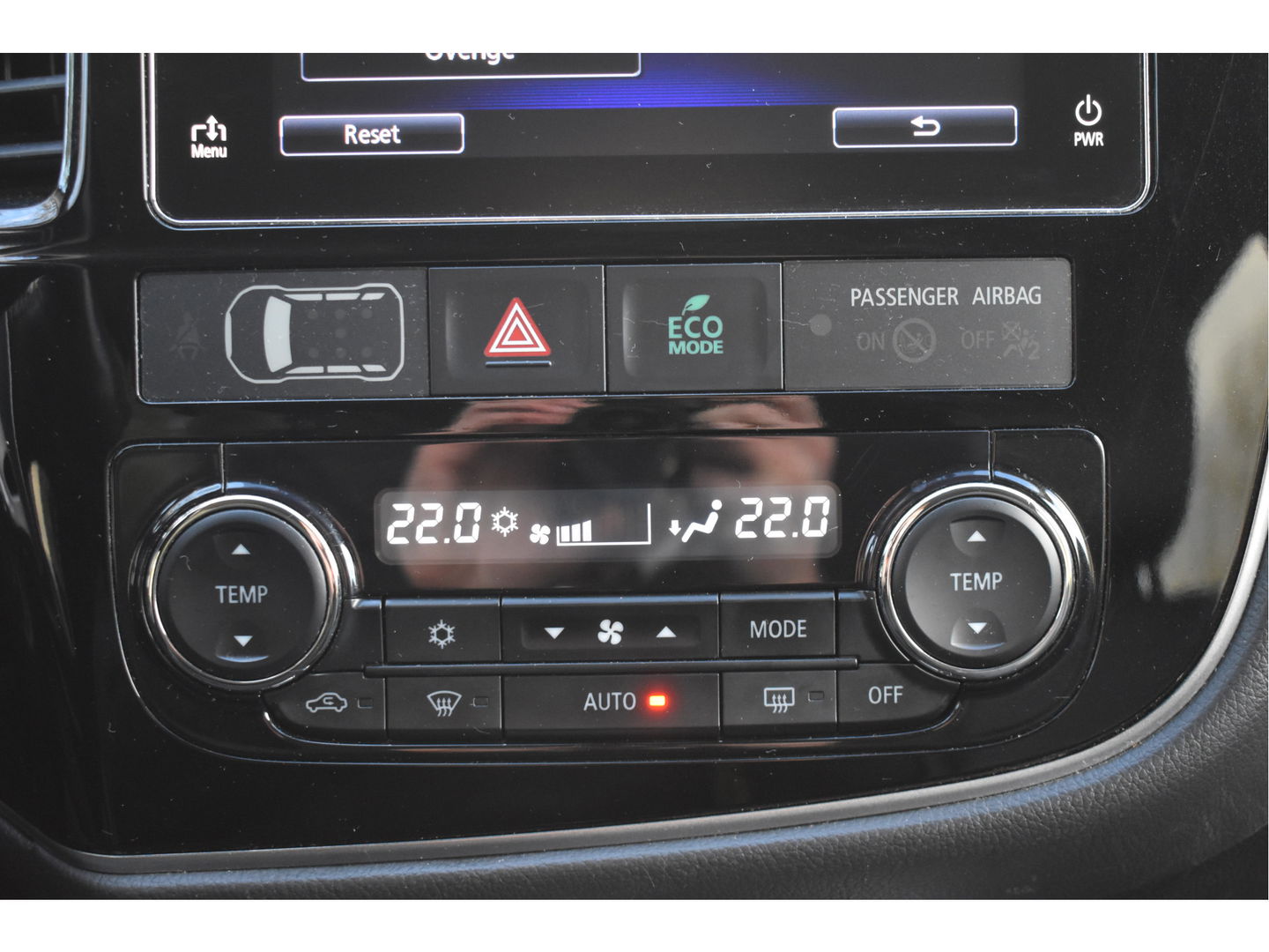 Mitsubishi Outlander 2.0 PHEV Premium 203PK 4WD | NL-Auto | Camera | Trekhaak | Carplay | Standkachel | Keyless | Stoel- & stuurverwarming | Allweathers | LED / Xenon