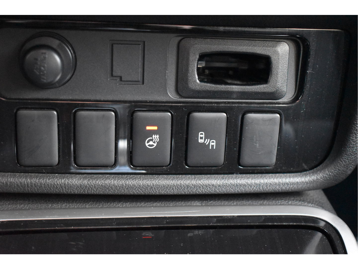 Mitsubishi Outlander 2.0 PHEV Premium 203PK 4WD | NL-Auto | Camera | Trekhaak | Carplay | Standkachel | Keyless | Stoel- & stuurverwarming | Allweathers | LED / Xenon