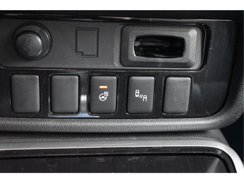 Mitsubishi Outlander 2.0 PHEV Premium 203PK 4WD | NL-Auto | Camera | Trekhaak | Carplay | Standkachel | Keyless | Stoel- & stuurverwarming | Allweathers | LED / Xenon