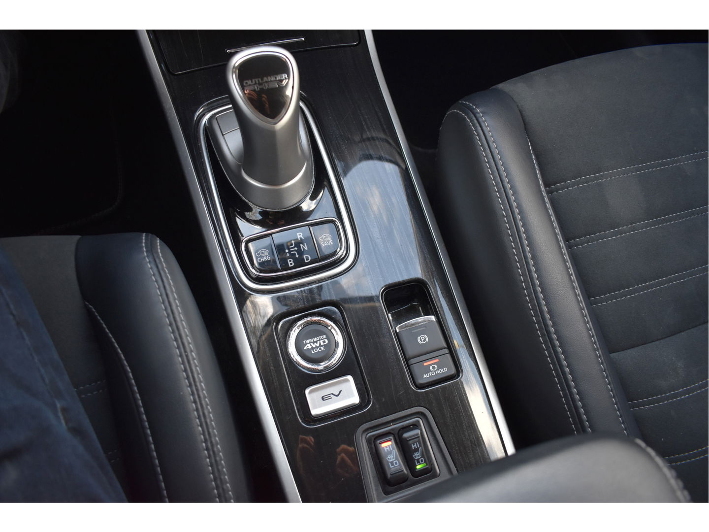 Mitsubishi Outlander 2.0 PHEV Premium 203PK 4WD | NL-Auto | Camera | Trekhaak | Carplay | Standkachel | Keyless | Stoel- & stuurverwarming | Allweathers | LED / Xenon
