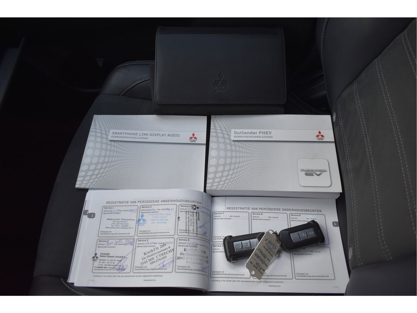 Mitsubishi Outlander 2.0 PHEV Premium 203PK 4WD | NL-Auto | Camera | Trekhaak | Carplay | Standkachel | Keyless | Stoel- & stuurverwarming | Allweathers | LED / Xenon