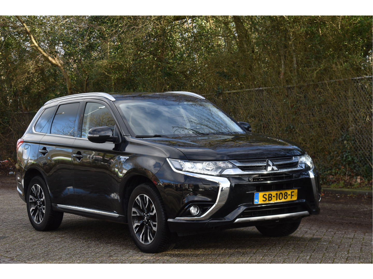 Mitsubishi Outlander 2.0 PHEV Premium 203PK 4WD | NL-Auto | Camera | Trekhaak | Carplay | Standkachel | Keyless | Stoel- & stuurverwarming | Allweathers | LED / Xenon