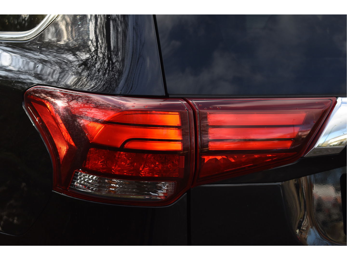 Mitsubishi Outlander 2.0 PHEV Premium 203PK 4WD | NL-Auto | Camera | Trekhaak | Carplay | Standkachel | Keyless | Stoel- & stuurverwarming | Allweathers | LED / Xenon