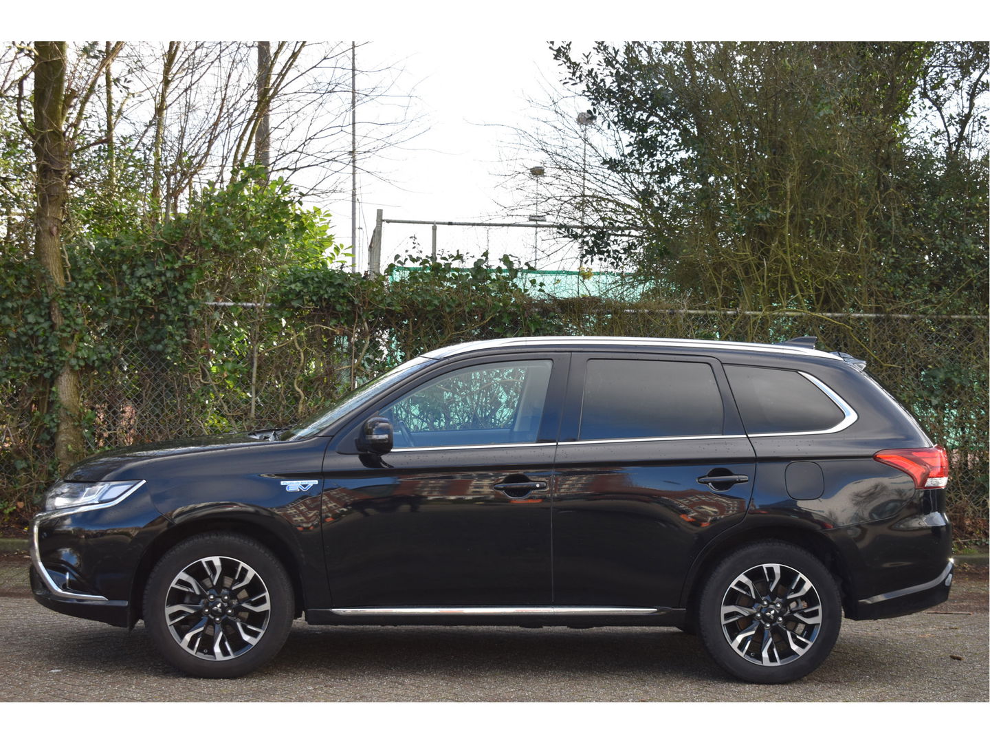 Mitsubishi Outlander 2.0 PHEV Premium 203PK 4WD | NL-Auto | Camera | Trekhaak | Carplay | Standkachel | Keyless | Stoel- & stuurverwarming | Allweathers | LED / Xenon
