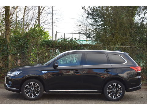 Mitsubishi Outlander 2.0 PHEV Premium 203PK 4WD | NL-Auto | Camera | Trekhaak | Carplay | Standkachel | Keyless | Stoel- & stuurverwarming | Allweathers | LED / Xenon